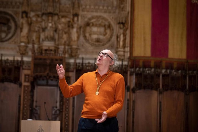 Archivo - El cantautor Jaume Sisa recibe la Medalla de Oro al mérito cultural del Ayuntamiento de Barcelona, a 19 de diciembre de 2022, en Barcelona, Catalunya (España). Barcelona ha otorgado la medalla de Oro al Mérito Cultural al cantautor y poeta cat