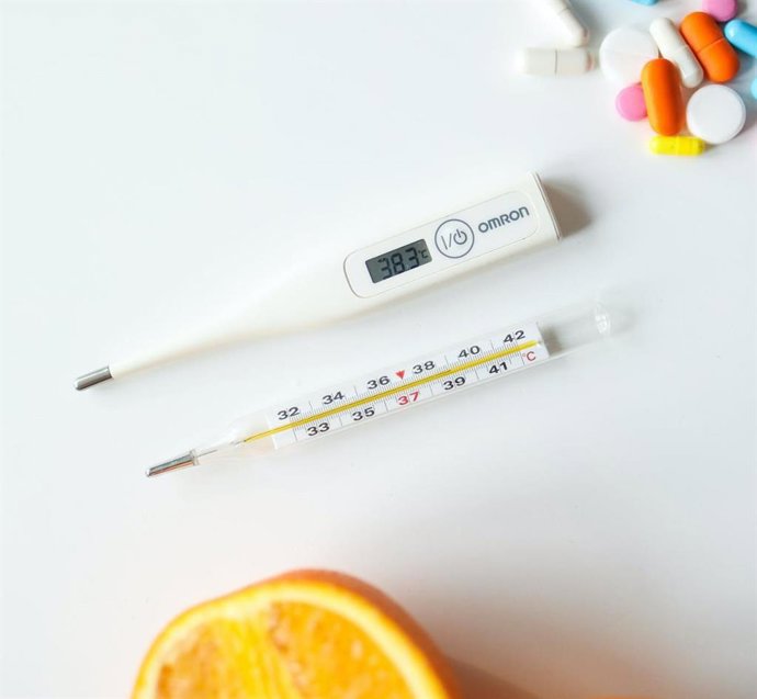 Imagen de archivo de dos termómetros.