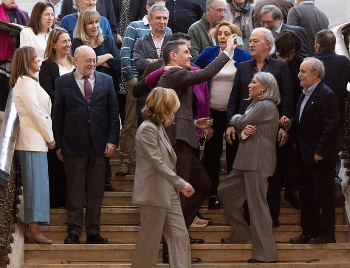 El presidente del Gobierno, Pedro Sánchez, tomándose fotografías tras la reunión con el Consejo Escolar del Estado