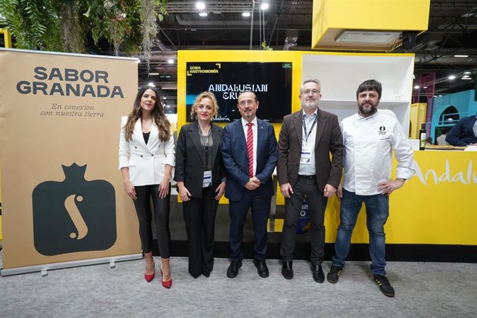 El chef Chechu González promociona la marca Sabor Granada en un showcooking en Fitur.