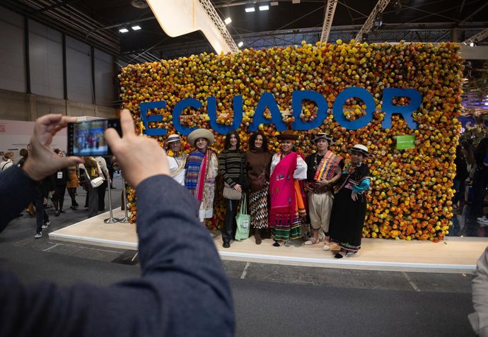 Ambiente en el stand de Ecuador durante la segunda jornada de la 44 edición de la Feria Internacional del Turismo, Fitur 2024, en IFEMA Madrid