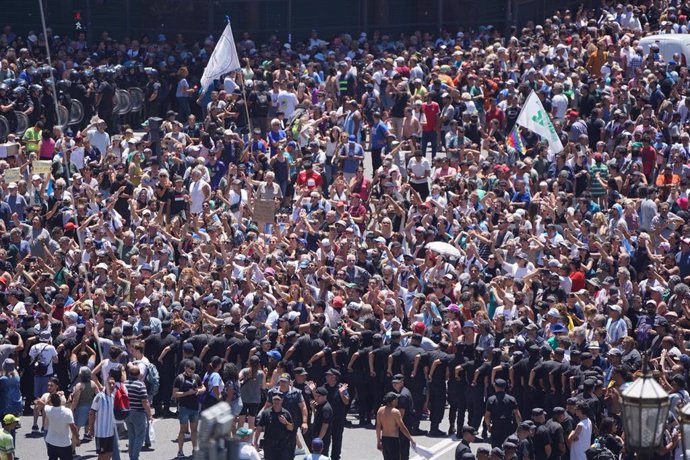 Vista de la Plaza del Congreso donde distintas organizaciones se manifiestan en el marco del paro nacional contra el DNU y la ley de bases del presidente Javier Milei. Licencia editorial válida solo para España y 3 MESES a partir de la fecha de la imagen,