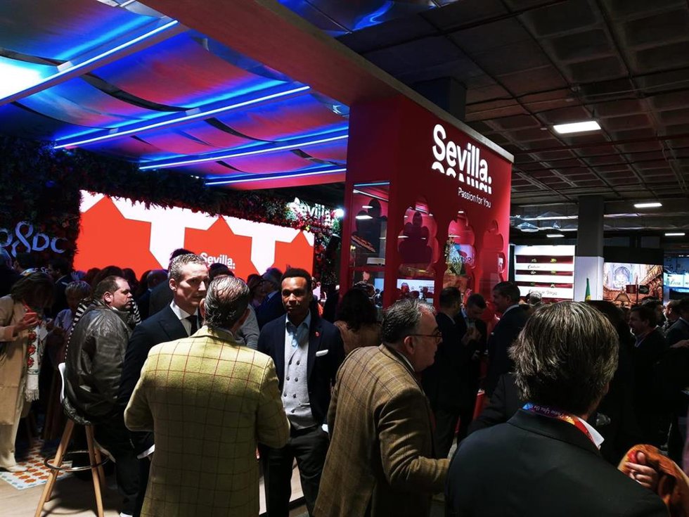 Visitantes en el stand de Sevilla en Fitur.