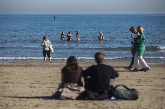 Varias personas se bañan en la playa de la Malvarrosa, a 25 de enero de 2024, en Valencia, Comunidad Valenciana (España).