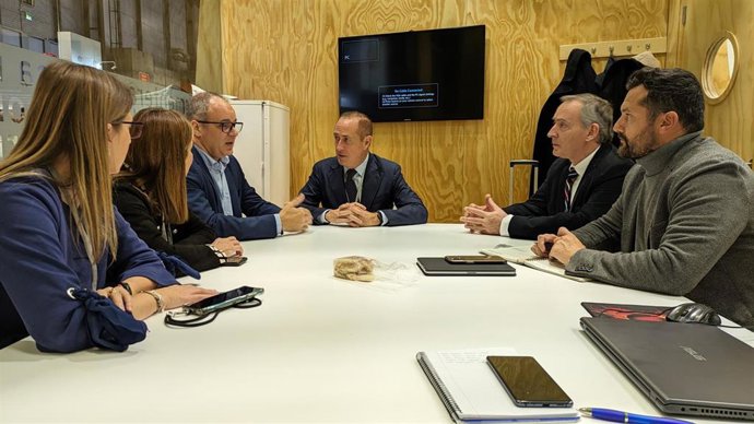Reunión de representantes canarios y baleares.