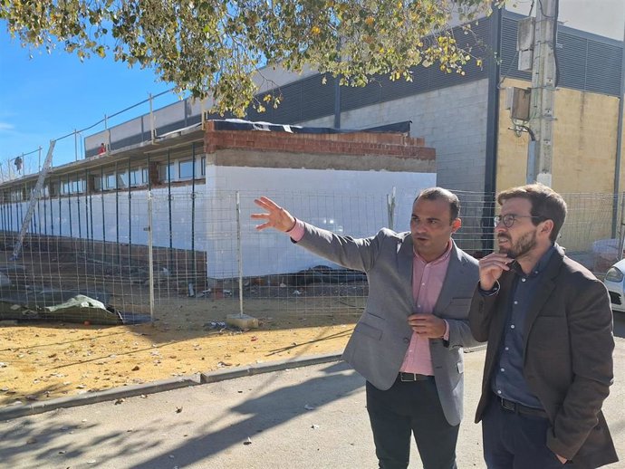 El subdelegado del Gobierno en Sevilla, Francisco Toscano, en la visita junto con el alcalde de la localidad sevillana de El Palmar de Troya, Juan Carlos González.