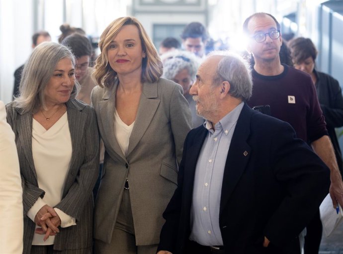 La presidenta de la Comisión Permanente del Consejo Escolar del Estado, Encarna Cuenca (i), y la ministra de Educación, Formación Profesional y Deportes, Pilar Alegría (c), y el Vicepresidente del Consejo Escolar del Estado, Jesús Jiménez Sánchez, a su 