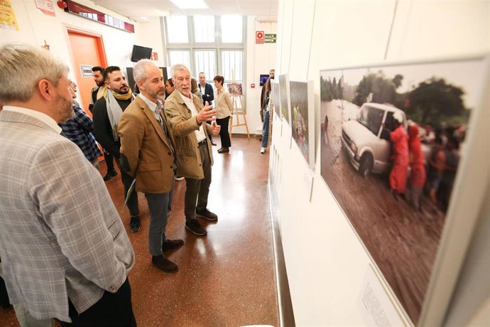 El fotoperiodista Fidel Raso inaugura en las Escuelas Verdes la muestra 'El jinete amarillo' sobre un libro de Delibes
