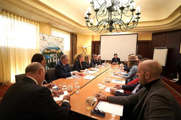 Desayuno de trabajo sobre turismo MICE