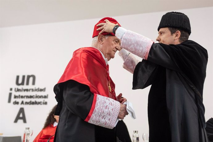 El rector de la Universidad Internacional de Andalucía (UNIA), José Ignacio García, investe al jurista Miguel Rodríguez-Piñero como Doctor Honoris Causa.