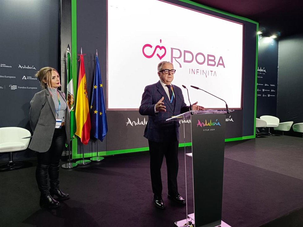 El presidente de la Diputación de Córdoba, Salvador Fuentes, acompañado por la vicepresidenta del Patronato de Turismo, Narci Ruiz, en una presentación en Fitur.