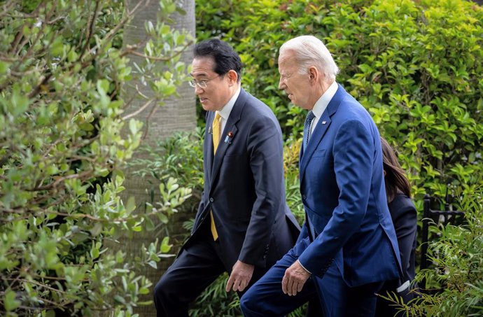 Archivo - 20 May 2023, Japan, Hiroschima: US President Joe Biden (R), and Japanese Prime Minister Fumio Kishida, walk to their working lunch on economic security during the second day of The Group of Seven (G7) Summit at the Grand Prince Hotel in Hiroshim