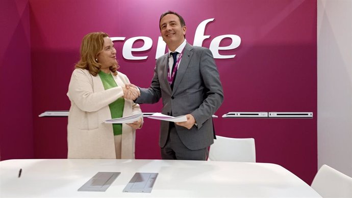 Cristina Ayala y Javier Pérez, durante la firma del convenio.