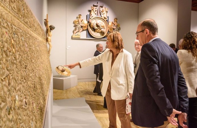 Archivo - La presidenta de la Diputación de Palencia, Ángeles Armisén, en la muestra 'Patrimonio Restaurado'.