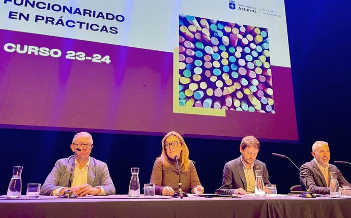 Lydia Espina, en el centro