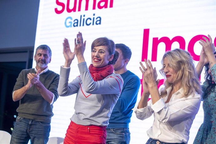 La candidata de Sumar Galicia, Marta Lois (i) y la vicepresidenta Segunda y Ministra de Trabajo y Economía Social, Yolanda Díaz (d), saludan durante la puesta de largo de la candidata de Sumar Galicia, Marta Lois, en el Auditorio Mar de Vigo, a 12 de en