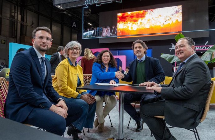 Imagen de la firma del acuerdo entre Cortegana y Ortigueira en Fitur.