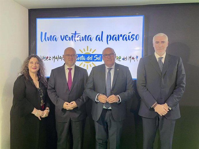 El alcalde de Vélez-Málaga, Jesús Lupiañez Herrera, y el primer teniente de alcalde de Vélez-Málaga y concejal de Turismo, Jesús Pérez Atencia, en Fitur