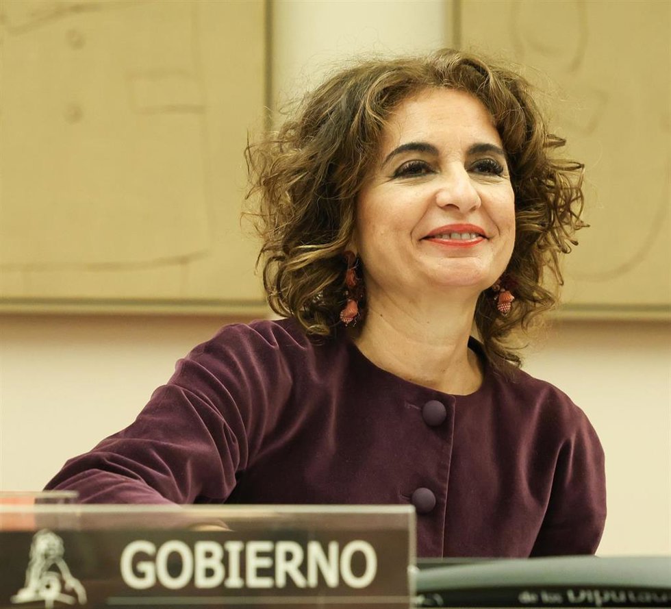 La vicepresidenta Primera del Gobierno y ministra de Hacienda, María Jesús Montero, durante la Comisión de Hacienda en el Congreso de los Diputados, a 25 de enero de 2024, en Madrid (España). 
