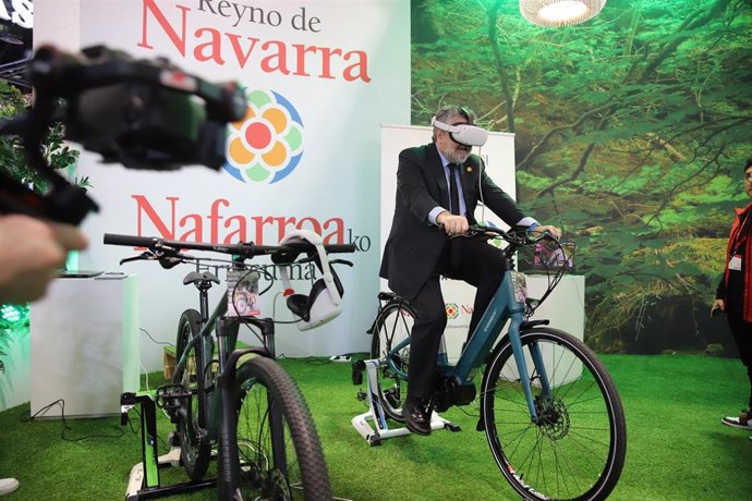 José Manuel Rodríguez Uribes, presidente del CSD, realiza una actividad durante su visita a FITUR 2024