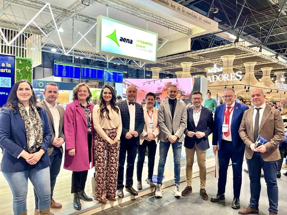 El portavoz del PSOE en el Ayuntamiento de Córdoba, Antonio Hurtado (en el centro), junto a representantes del PSOE en Fitur.