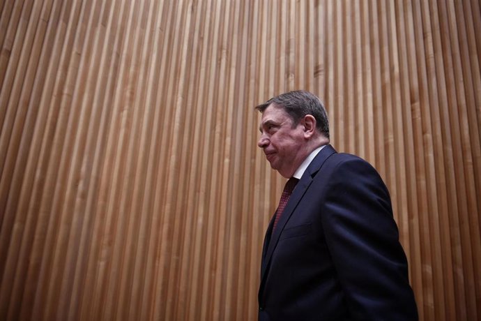 El ministro Agricultura, Pesca y Alimentación, Luis Planas, a su llegada a la Comisión de Agricultura, Pesca y Alimentación, en el Congreso de los Diputados, a 25 de enero de 2024, en Madrid (España). Durante la comparecencia ha informado sobre las líne