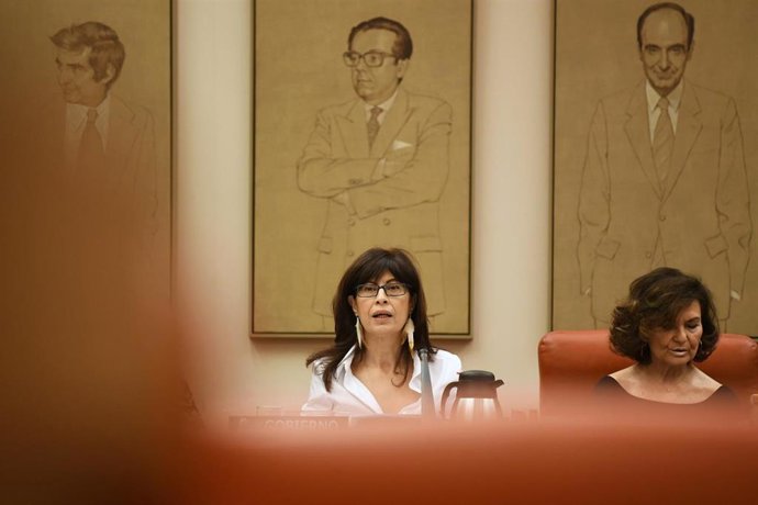 La ministra de Igualdad, Ana Redondo (i) y la diputada del PSOE y exvicepresidenta primera del Gobierno Carmen Calvo (d), durante la Comisión de Igualdad, en el Congreso de los Diputados, a 25 de enero de 2024, en Madrid (España). 