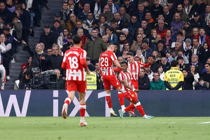 El jugador de la UD Almería Sergio Arribas celebra un gol ante el Real Madrid anulado por el VAR en el Santiago Bernabéu, en LaLiga EA Sports 2023-2024.