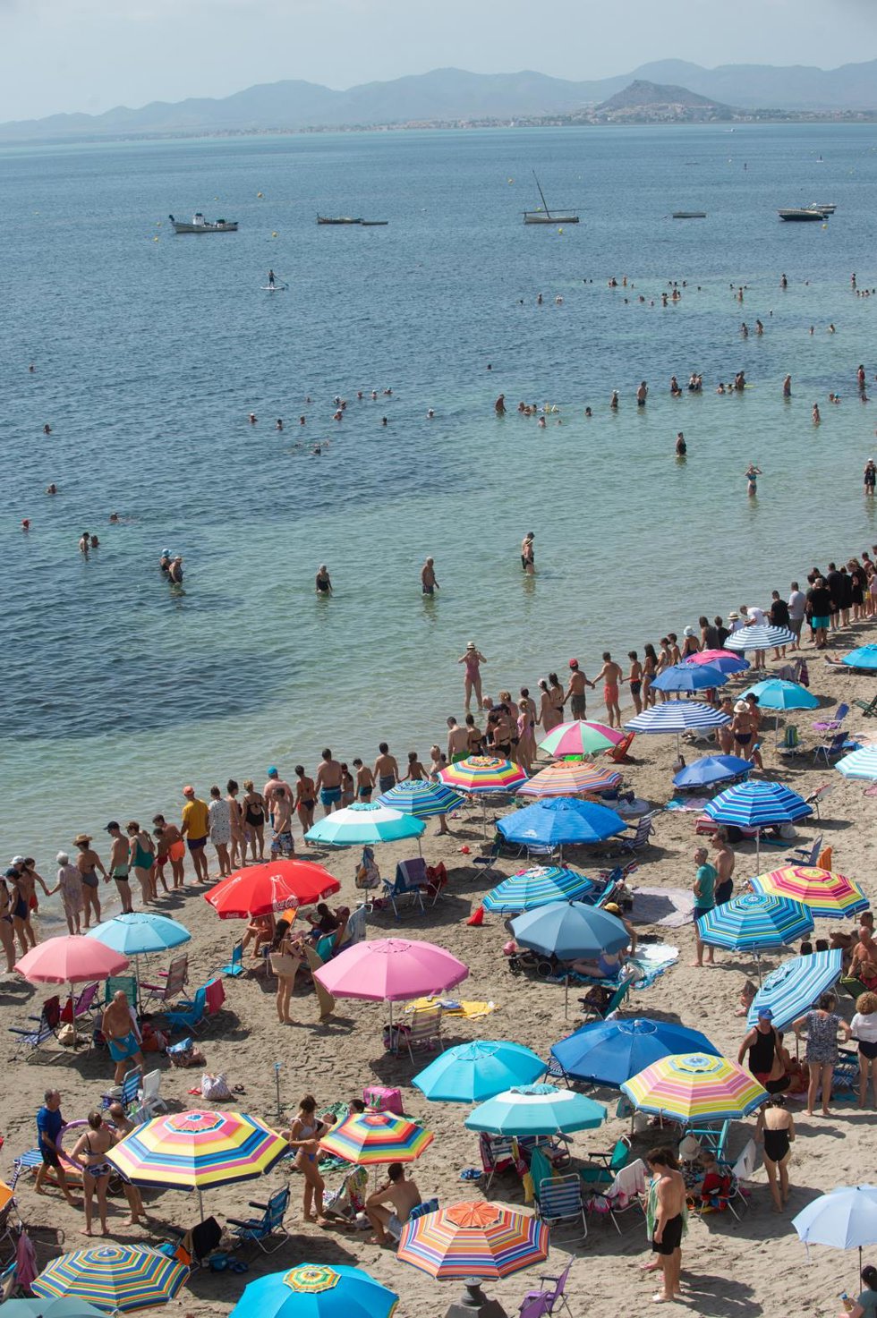 Archivo - Decenas de personas durante el abrazo al Mar Menor, a 12 de agosto de 2023, en Murcia, Región de Murcia (España)