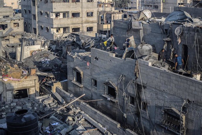 Archivo - 06 December 2023, Palestinian Territories, Khan Younis: Palestinians inspect the destruction following an Israeli air strike on Al-Amal neighbourhood in Khan Younis. Photo: Ahmed Zakot/dpa