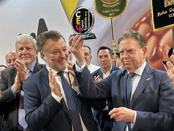 Entrega del trofeo representativo de la CEG en Fitur 2024.