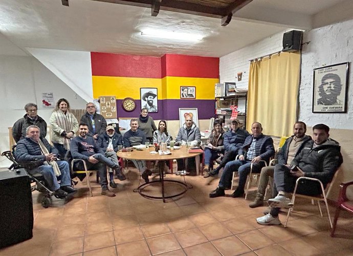 Responsables y representantes de PSOE e IU de Peñarroya.