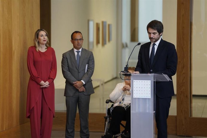 El ministro de Cultura, Ernest Urtasun, interviene en el acto de entrega de la Medalla al Mérito Cultural del Gobierno de Portugal a la coleccionista Helga de Alvear, en Cáceres