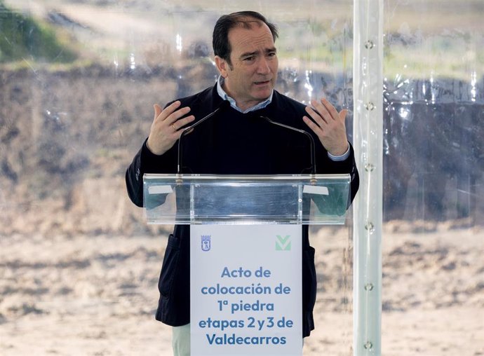 El delegado de Urbanismo, Medio Ambiente y Movilidad del Ayuntamiento de Madrid, Borja Carabante, interviene durante el acto de colocación de la primera piedra de las etapas 2 y 3 de Valdecarros, a 17 de enero de 2024, en Madrid (España).