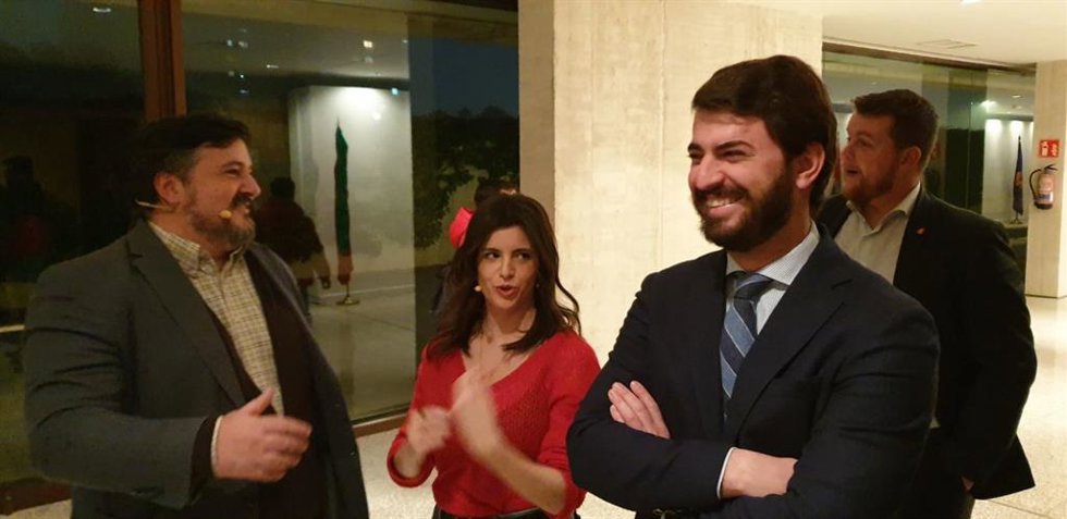 El vicepresidente de la Junta, Juan García-Gallardo, antes de participar en el diálogo entre los escritores Ana Iris Simón y Pedro Herrero bajo el enunciado 'Dirección única: la tiranía del no'
