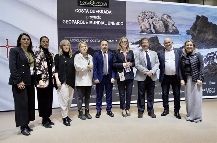 Foto de familia de la presentación de Costa Quebrada en Fitur.