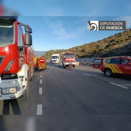 Bomberos de Sabiñánigo y Barbastro intevienen en la fuga de sulfato amónico de un camión en la A-23