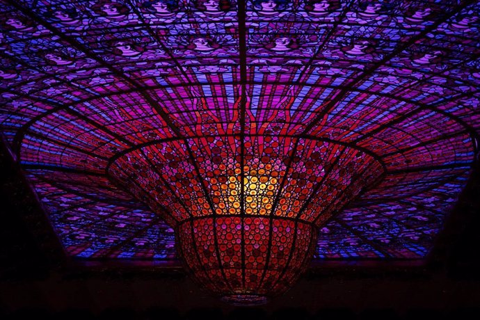 Vista de la nueva iluminación del Palau de la Música, en el Palau de la Música de Barcelona, a 25 de enero de 2024, en Barcelona, Catalunya (España). El Palau de la Música Catalana ha renovado recientemente el sistema de iluminación de la Sala de Conciert