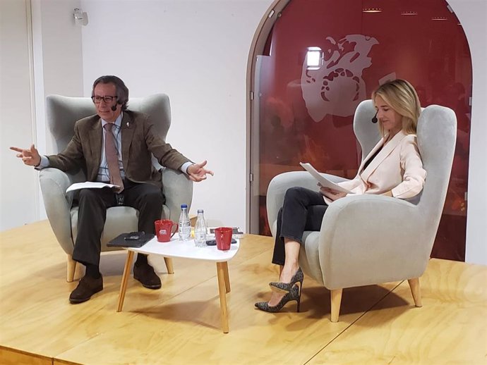 El diputado y novelista Carlos Floriano, con su compañera de partido, Cayetana Álvarez de Toledo, durante la presentación de su novela en la Casa de la Lectura de Segovia