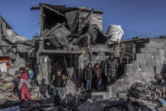 18 January 2024, Palestinian Territories, Rafah: Palestinians inspect damages after an Israeli air strike on a house belonging to the Zamili family in the city of Rafah in the southern Gaza Strip. 16 people were killed, according to the Gaza Ministry of H