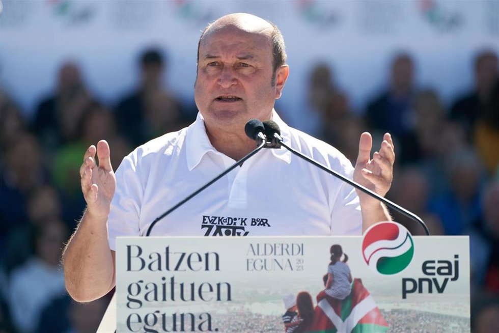 Archivo - El presidente del EBB de EAJ-PNV, Andoni Ortuzar, interviene durante la celebración del Alderdi Eguna, en las campas de Foronda, a 24 de septiembre de 2023, en Vitoria-Gasteiz, Álava