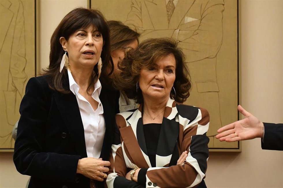 La ministra de Igualdad, Ana Redondo (i) y la  presidenta de la Comisión, diputada del PSOE y exvicepresidenta primera del Gobierno Carmen Calvo (d), durante la Comisión de Igualdad, en el Congreso de los Diputados.