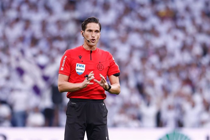 Archivo - Jose Luis Munuera Montero, referee, gestures during the spanish league, LaLiga EA Sports, football match played between Real Madrid and UD Las Palmas at Santiago Bernabeu stadium on September 27, 2023, in Madrid, Spain.