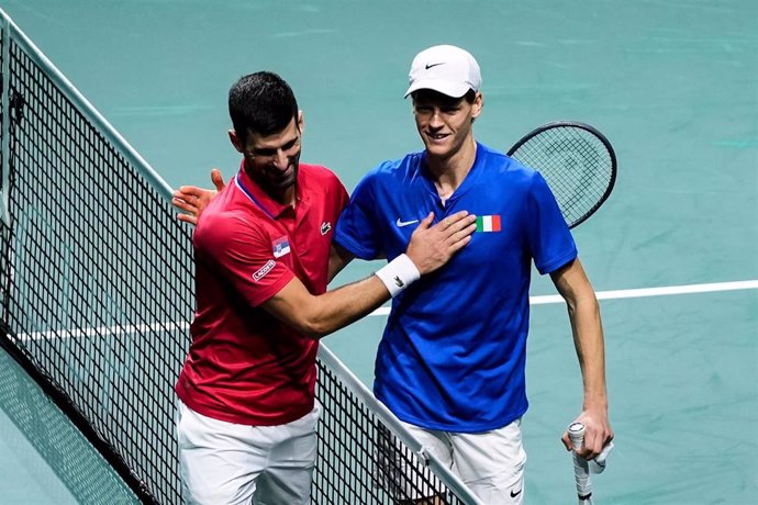 Archivo - Novak Djokovic y Jannick Sinner