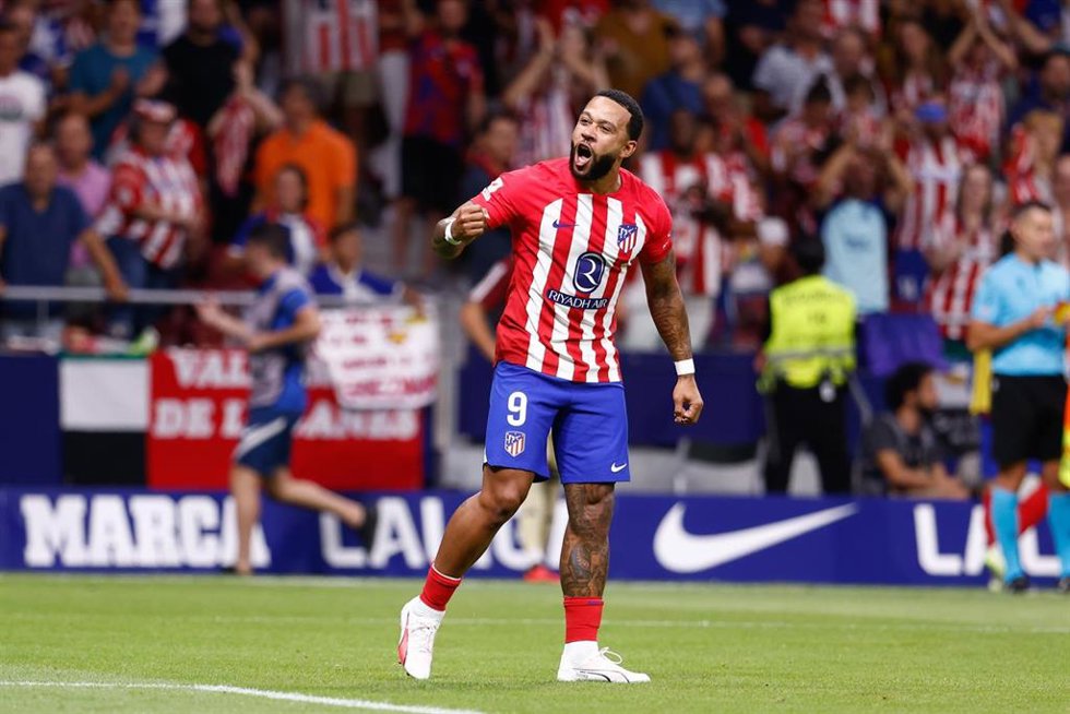 Archivo - Memphis Depay celebra un gol con el Atlético de Madrid.