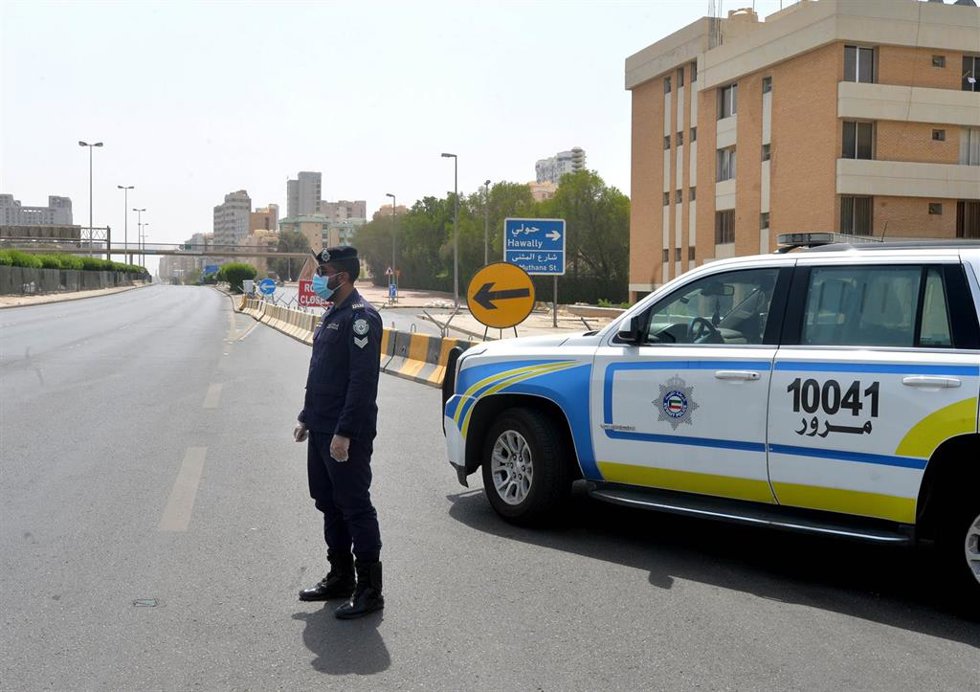 Archivo - Imagen de archivo de un policía en la provincia de Hawalli, en Kuwait