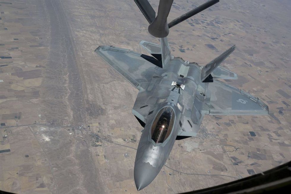 Archivo - Un caza estadounidense sobrevolando Siria