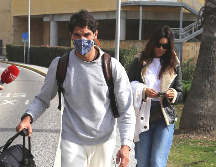 Cayetano Rivera y María Cerqueira a su llegada al aeropuerto de Sevilla coincidiendo con su primer aniversario de relación
