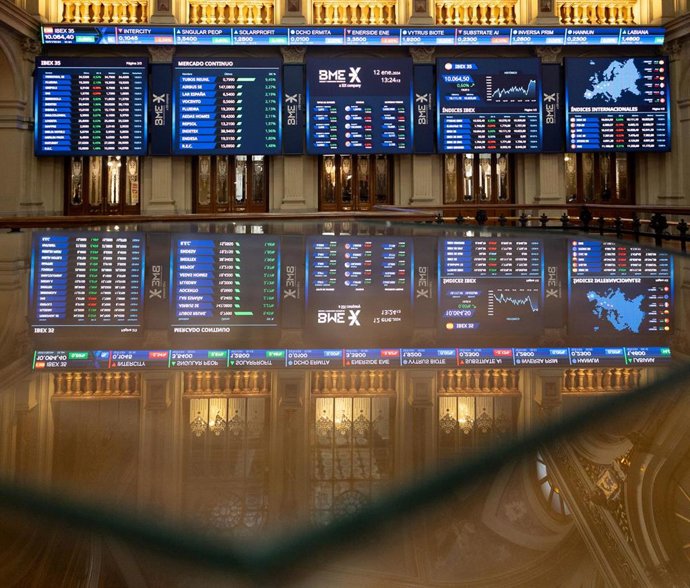 Paneles del Ibex 35, en el Palacio de la Bolsa, en Madrid (España)