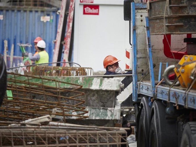 Archivo - Imagen de archivo de trabajadores.